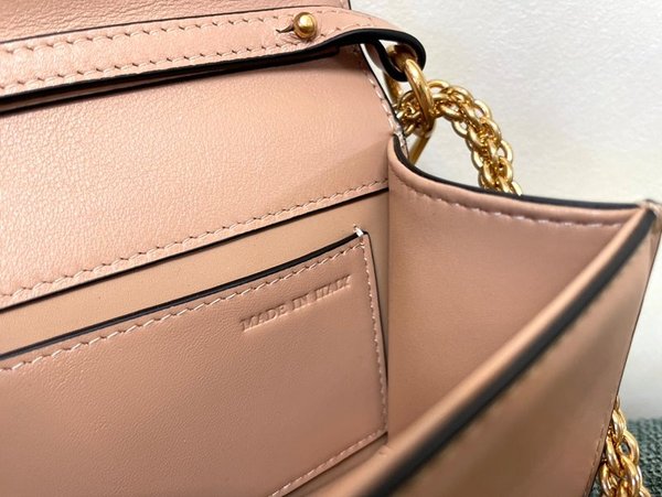 발렌티노 보석 로고로 장식된 로코 스몰 숄더백 푸드로 [매장가 400만원대]