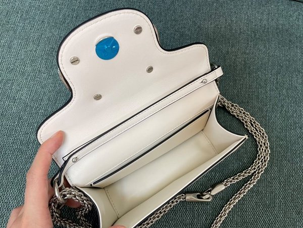 발렌티노 보석 로고로 장식된 로코 스몰 숄더백 라이트 아이보리 [매장가 400만원대]