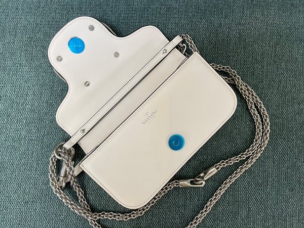 발렌티노 보석 로고로 장식된 로코 스몰 숄더백 라이트 아이보리 [매장가 400만원대]