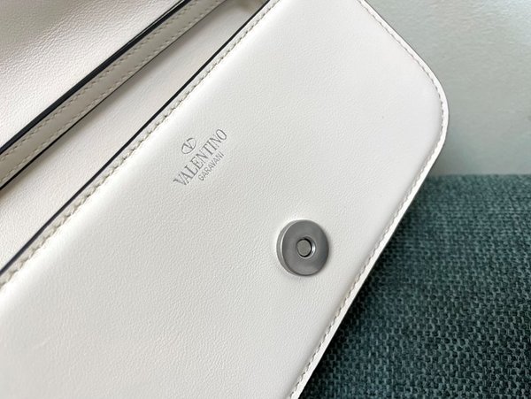 발렌티노 보석 로고로 장식된 로코 스몰 숄더백 라이트 아이보리 [매장가 400만원대]