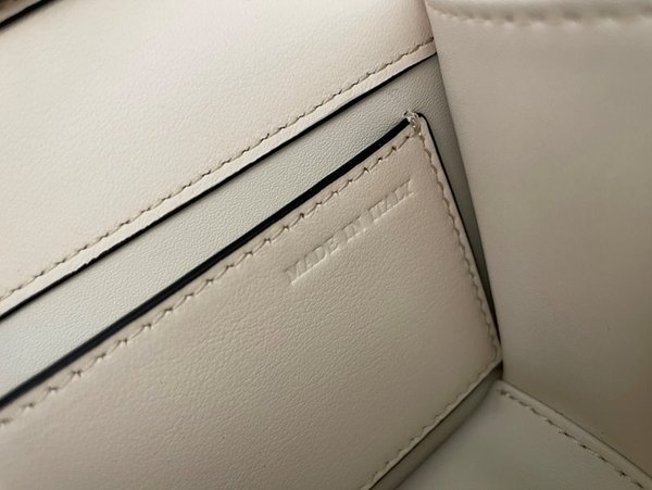 발렌티노 보석 로고로 장식된 로코 스몰 숄더백 라이트 아이보리 [매장가 400만원대]