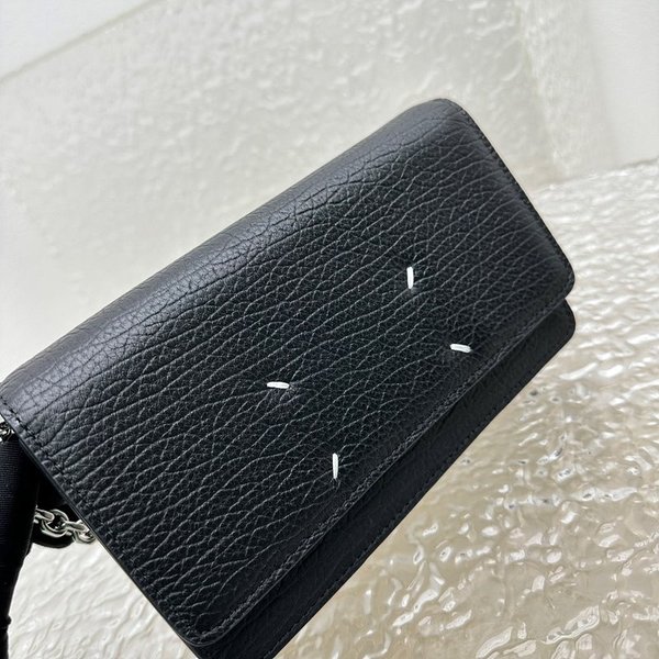 마르지엘라 Four Stitches 체인 지갑 [매장가 110만원대]