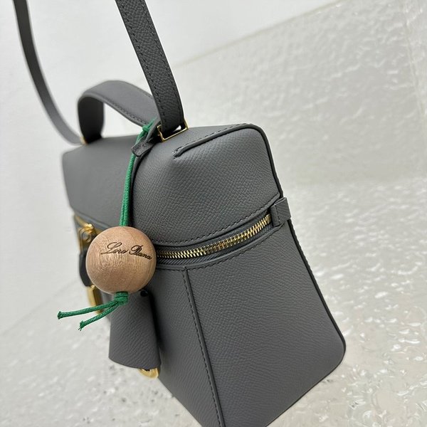 로로피아나 엑스트라 백 텍스처드 카프스킨 카옌 [매장가 520만원대]