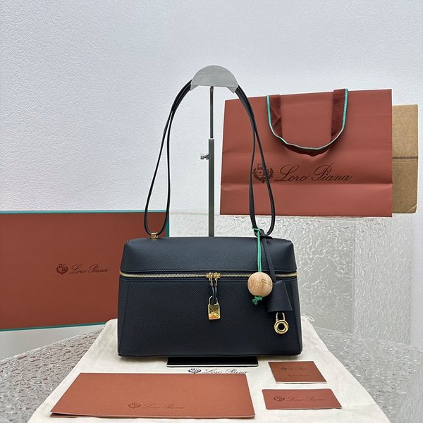 로로피아나 엑스트라 백 텍스처드 카프스킨 블루 네이비 [매장가 520만원대]