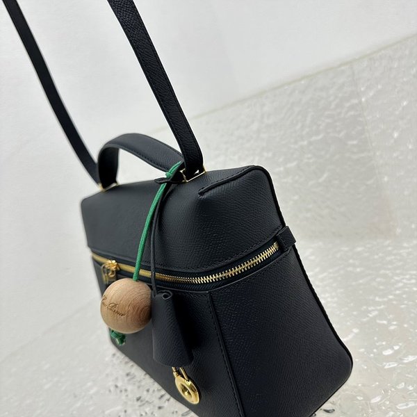 로로피아나 엑스트라 백 텍스처드 카프스킨 블루 네이비 [매장가 520만원대]