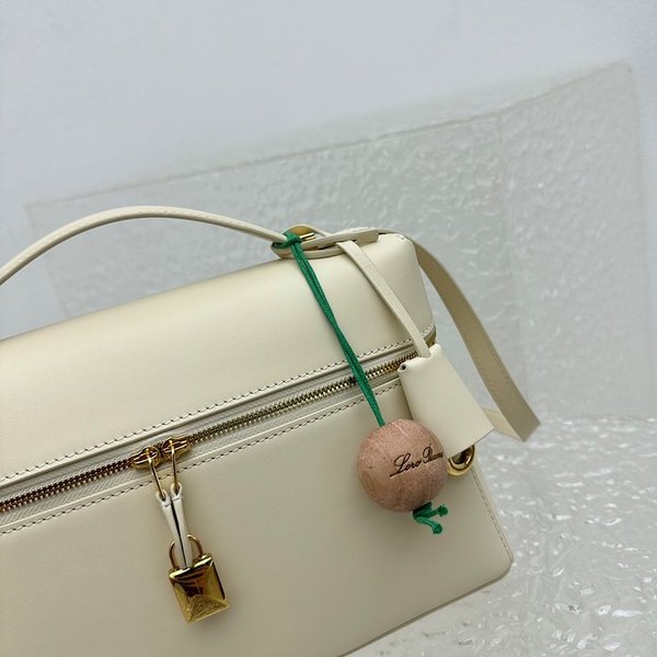 로로피아나 엑스트라 백 스무스 카프스킨 선데이 모닝 베이지 [매장가 520만원대]