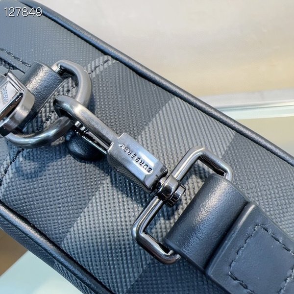 버버리 체크 레더 파우치 [매장가 120만원대]