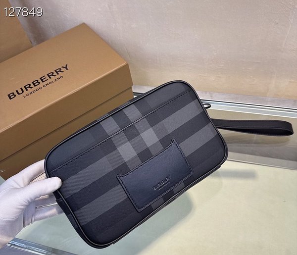 버버리 체크 레더 파우치 [매장가 120만원대]