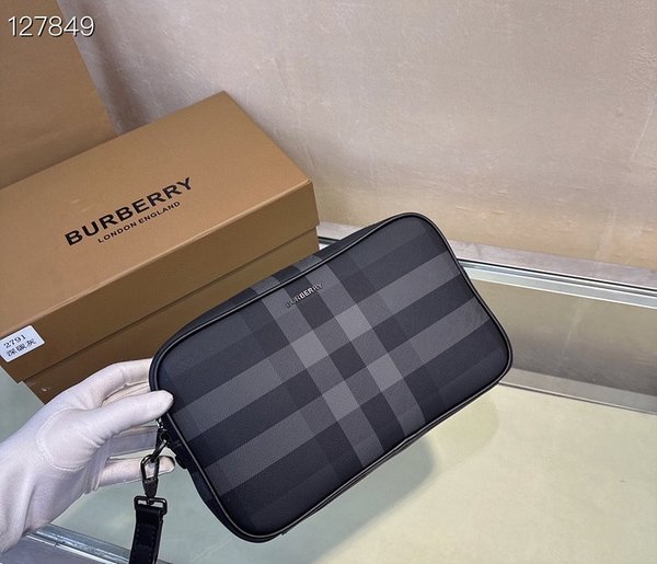 버버리 체크 레더 파우치 [매장가 120만원대]