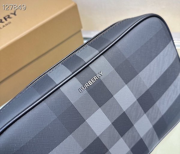 버버리 체크 레더 파우치 [매장가 120만원대]