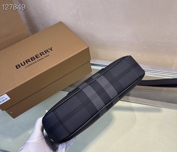 버버리 체크 레더 파우치 [매장가 120만원대]