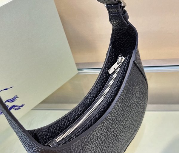 버버리 스몰 체스 숄더 백 블랙 [매장가 290만원대]