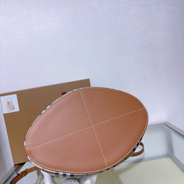 버버리 스몰 TB 버킷 백 아카이브베이지 [매장가 280만원대]