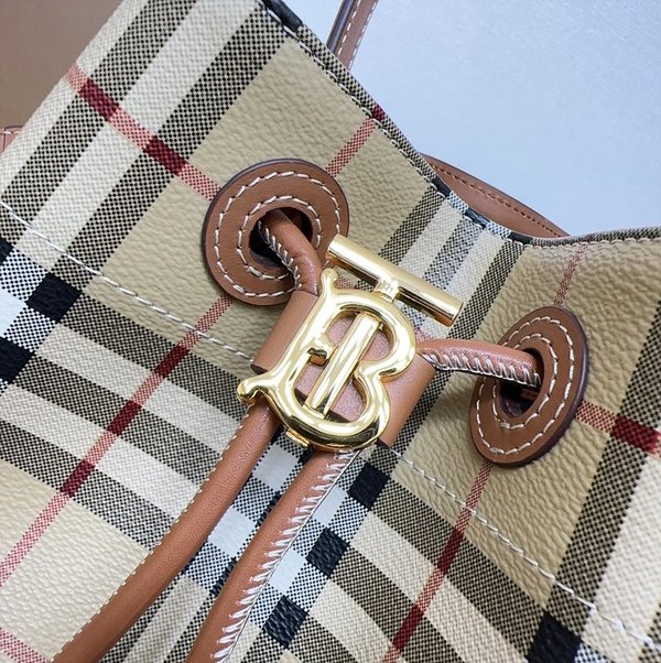 버버리 스몰 TB 버킷 백 아카이브베이지 [매장가 280만원대]