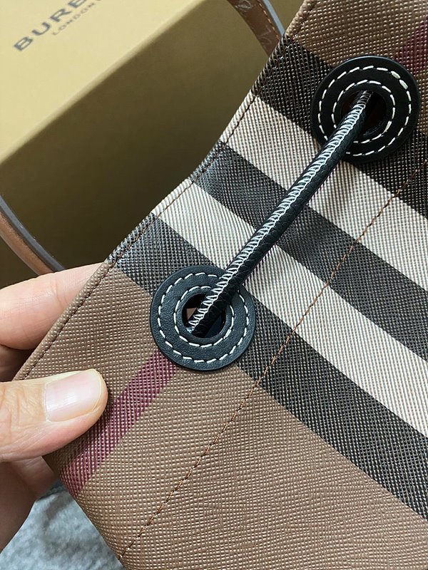 버버리 스몰 TB 버킷 백 다크버치브라운 [매장가 280만원대]