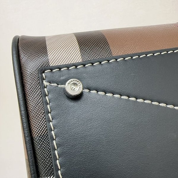 버버리 보스턴 홀드올 [매장가 320만원대]