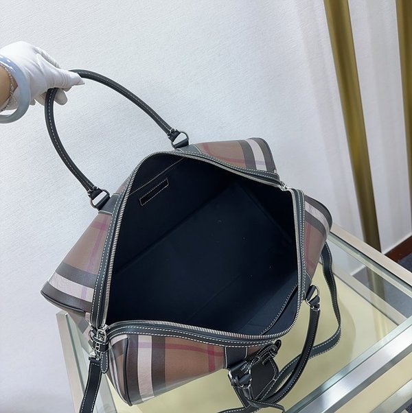 버버리 보스턴 홀드올 [매장가 320만원대]