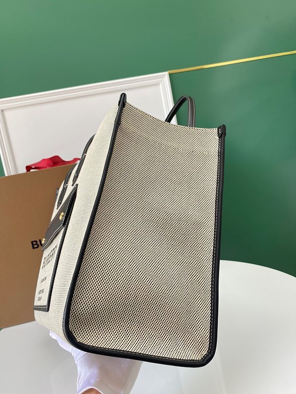 버버리 미디엄 프레야 토트 블랙 [매장가 190만원대]