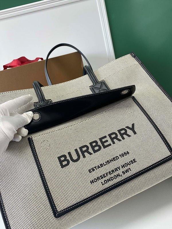 버버리 미디엄 프레야 토트 블랙 [매장가 190만원대]