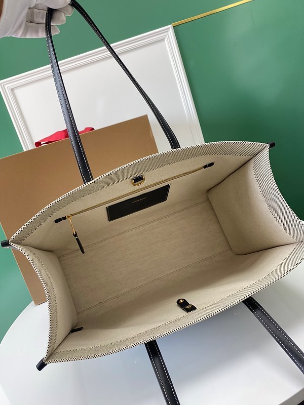 버버리 미디엄 프레야 토트 블랙 [매장가 190만원대]