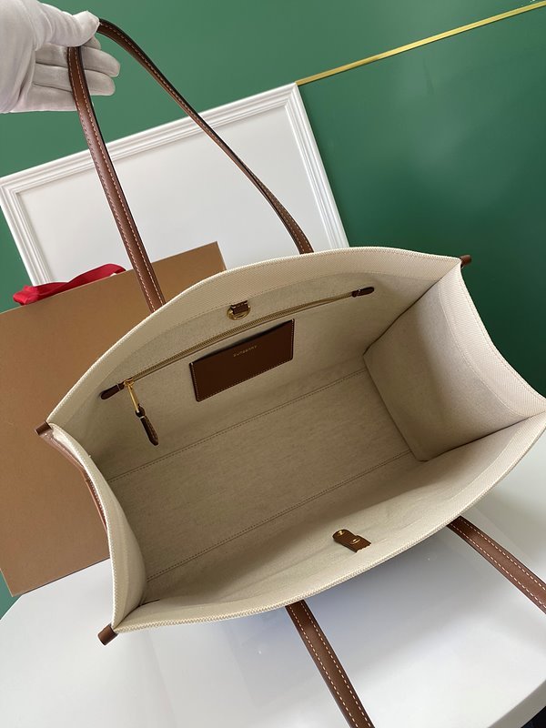 버버리 미디엄 프레야 토트 내추럴 텐 [매장가 190만원대]