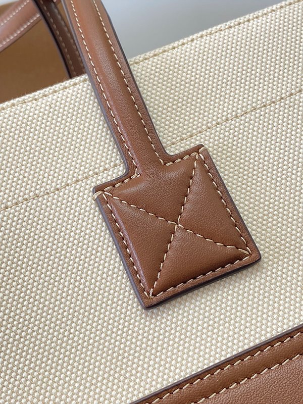 버버리 미디엄 프레야 토트 내추럴 텐 [매장가 190만원대]