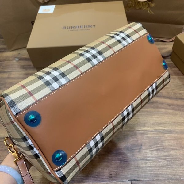 버버리 미디엄 체크 볼링 백 [매장가 220만원대]