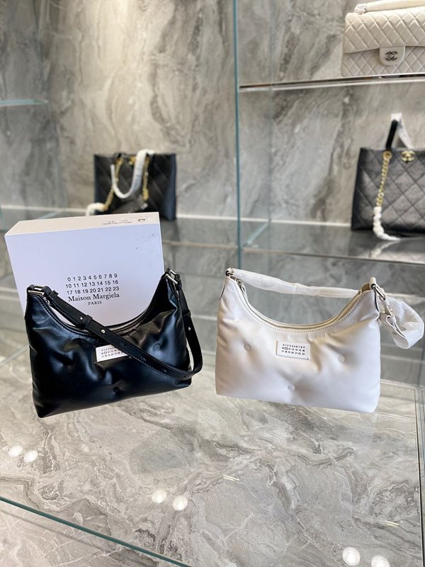 메종마르지엘라 Glam Slam 호보 스몰백 2color [매장가 259만원대]