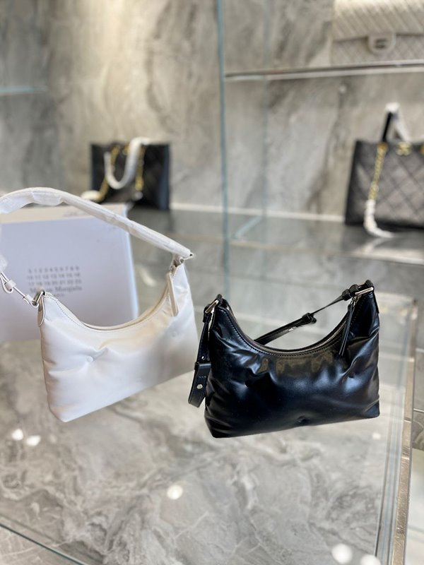 메종마르지엘라 Glam Slam 호보 스몰백 2color [매장가 259만원대]