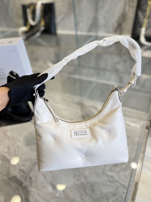 메종마르지엘라 Glam Slam 호보 스몰백 2color [매장가 259만원대]