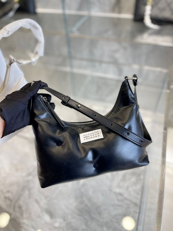 메종마르지엘라 Glam Slam 호보 스몰백 2color [매장가 259만원대]