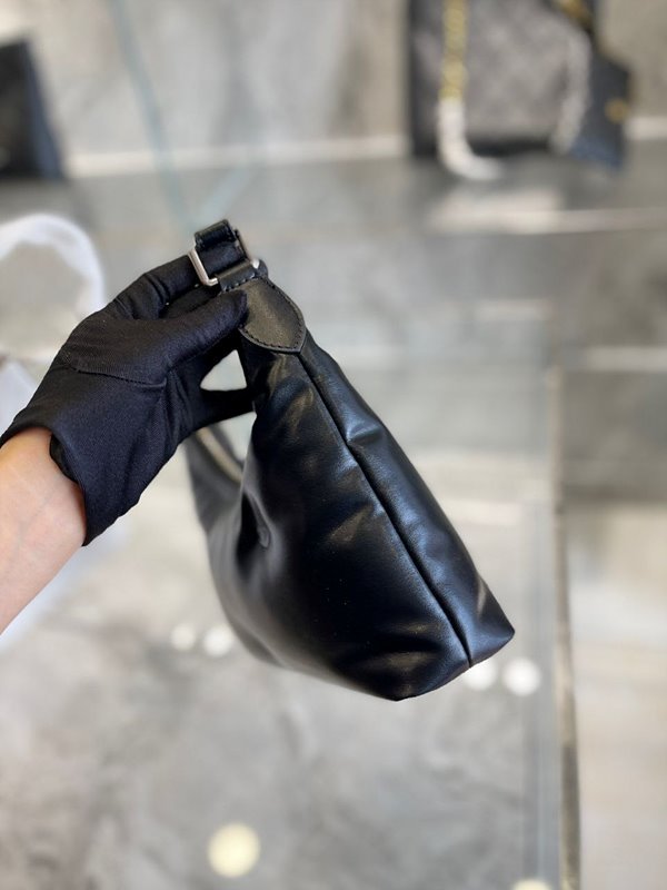 메종마르지엘라 Glam Slam 호보 스몰백 2color [매장가 259만원대]