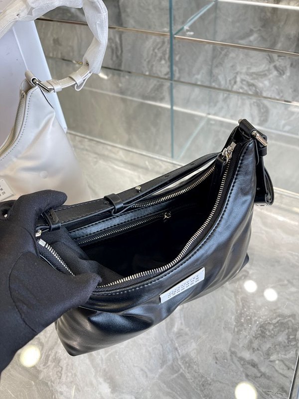 메종마르지엘라 Glam Slam 호보 스몰백 2color [매장가 259만원대]