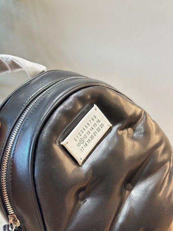 메종마르지엘라 Glam Slam 백팩 2color [매장가 240만원대]