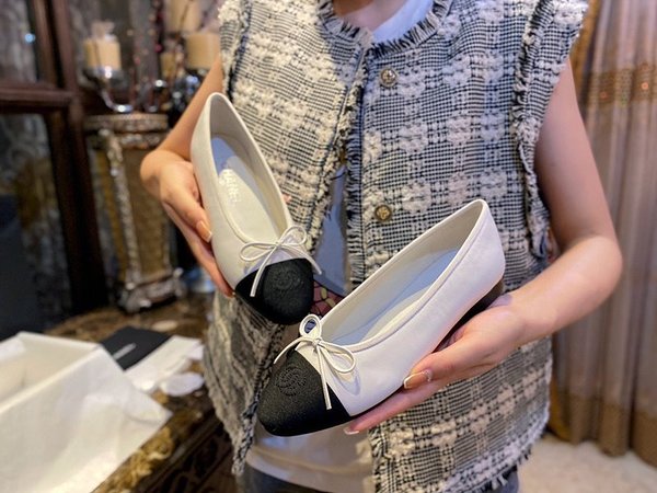 샤넬 화이트 블랙 투톤 리본 플랫 슈즈 [매장가 160만원대]