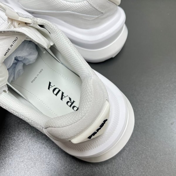 프라다 바이크 패브릭과 스웨이드 소재의 시스템 브러쉬드 가죽 스니커즈 / 화이트 [매장가190만원대]