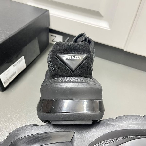 프라다 바이크 패브릭과 스웨이드 소재의 시스템 브러쉬드 가죽 스니커즈 / 블랙 [매장가190만원대]