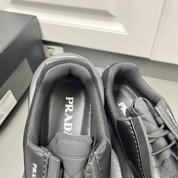 프라다 바이크 패브릭과 스웨이드 소재의 시스템 브러쉬드 가죽 스니커즈 / 블랙 [매장가190만원대]