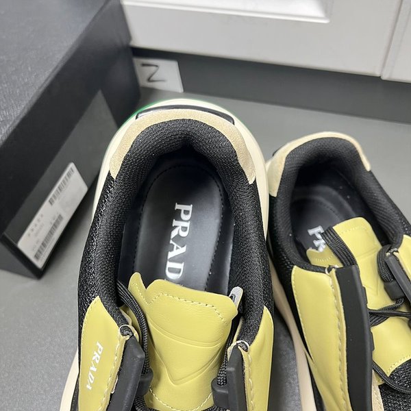 프라다 바이크 패브릭과 스웨이드 소재의 시스템 브러쉬드 가죽 스니커즈 / 바닐라 [매장가190만원대]