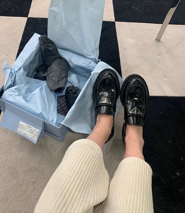 프라다 초콜릿 브러시드 가죽 로퍼 [매장가160만원대]