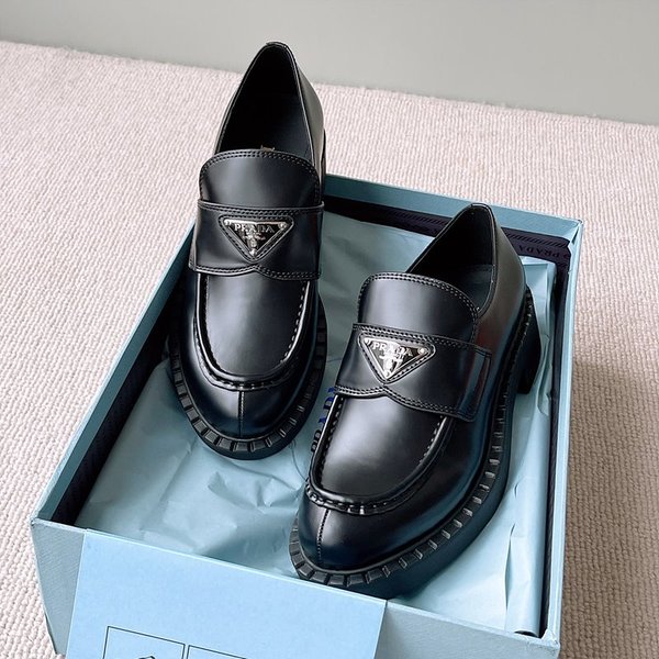 프라다 초콜릿 브러시드 가죽 로퍼 [매장가160만원대]