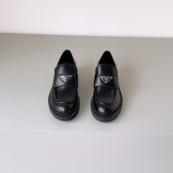 프라다 초콜릿 브러시드 가죽 로퍼 [매장가160만원대]