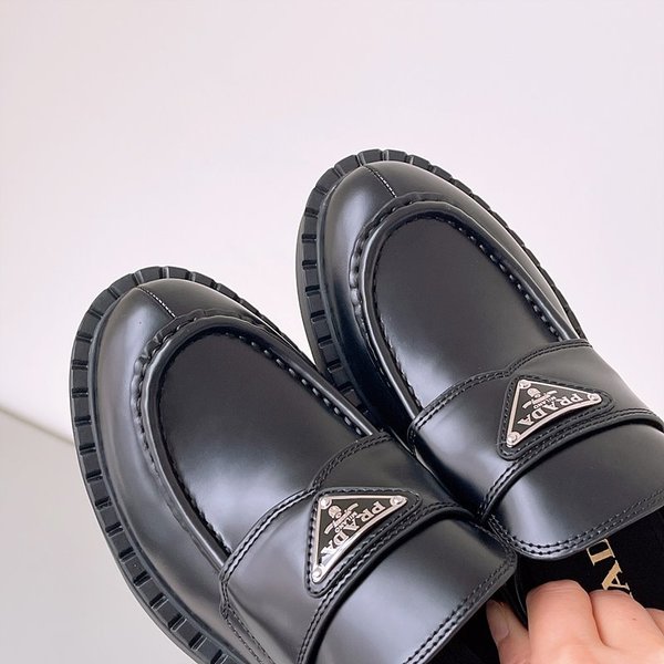 프라다 초콜릿 브러시드 가죽 로퍼 [매장가160만원대]