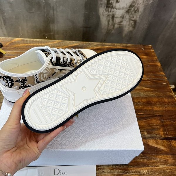 디올 WALK'N'DIOR 플랫폼 스니커즈 베이지 멀티 컬러 butterfly [매장가 140만원대]