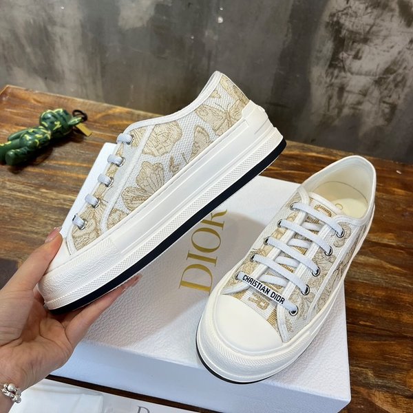 디올 WALK'N'DIOR 플랫폼 스니커즈 화이트&골드톤 [매장가 140만원대]