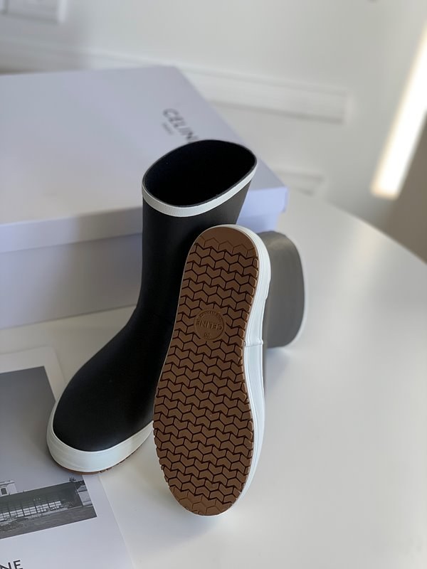 셀린느 플랫 하프 레인부츠 [매장가 102만원대]