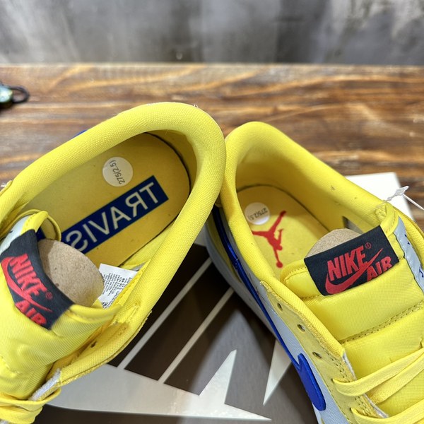 나이키 조던 X 트래비스 스캇 에어 조던 1 로우 스니커즈