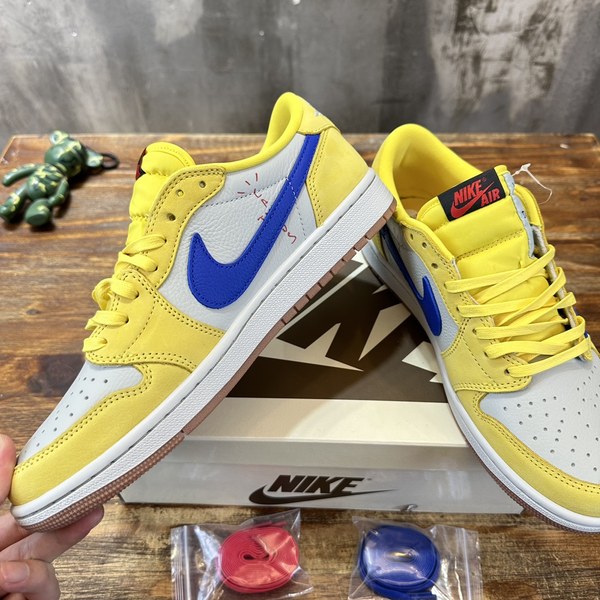 나이키 조던 X 트래비스 스캇 에어 조던 1 로우 스니커즈