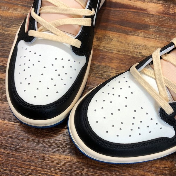 나이키 조던 X 트래비스 스캇 에어 조던 1 로우 스니커즈