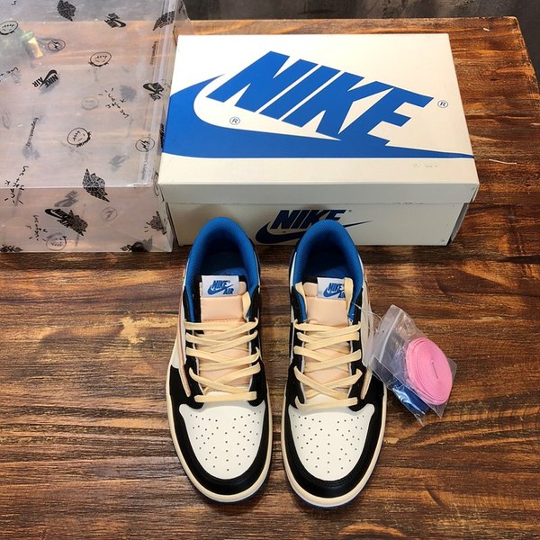 나이키 조던 X 트래비스 스캇 에어 조던 1 로우 스니커즈